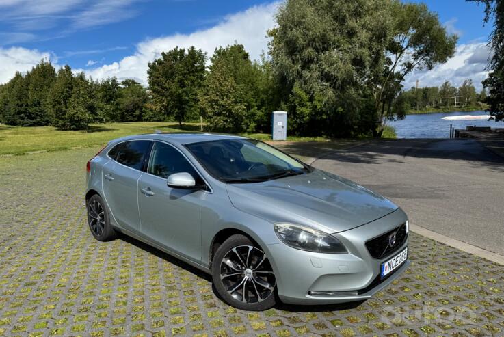 Volvo V40 2 generation Hatchback 5-doors