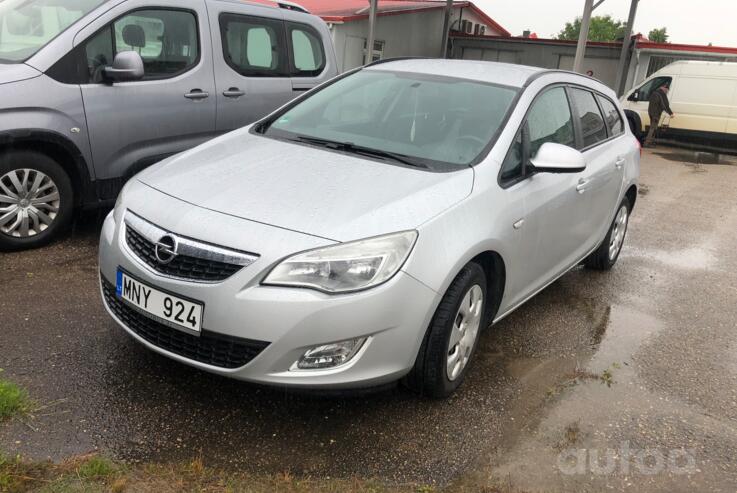 Opel Astra J Sports Tourer wagon